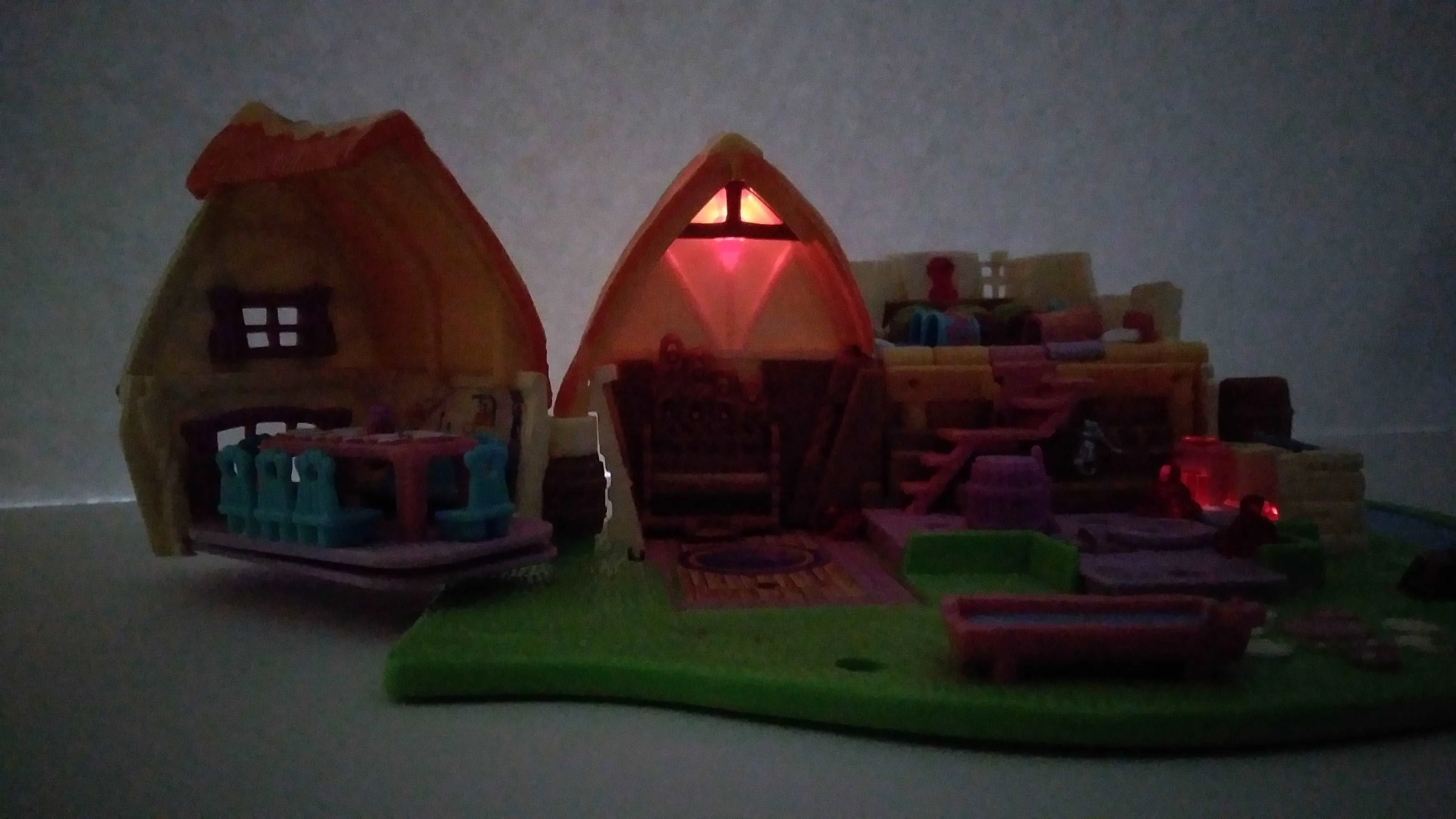 Bluebird Polly Pocket Disney Snow White 7 Dwarfs Cottage