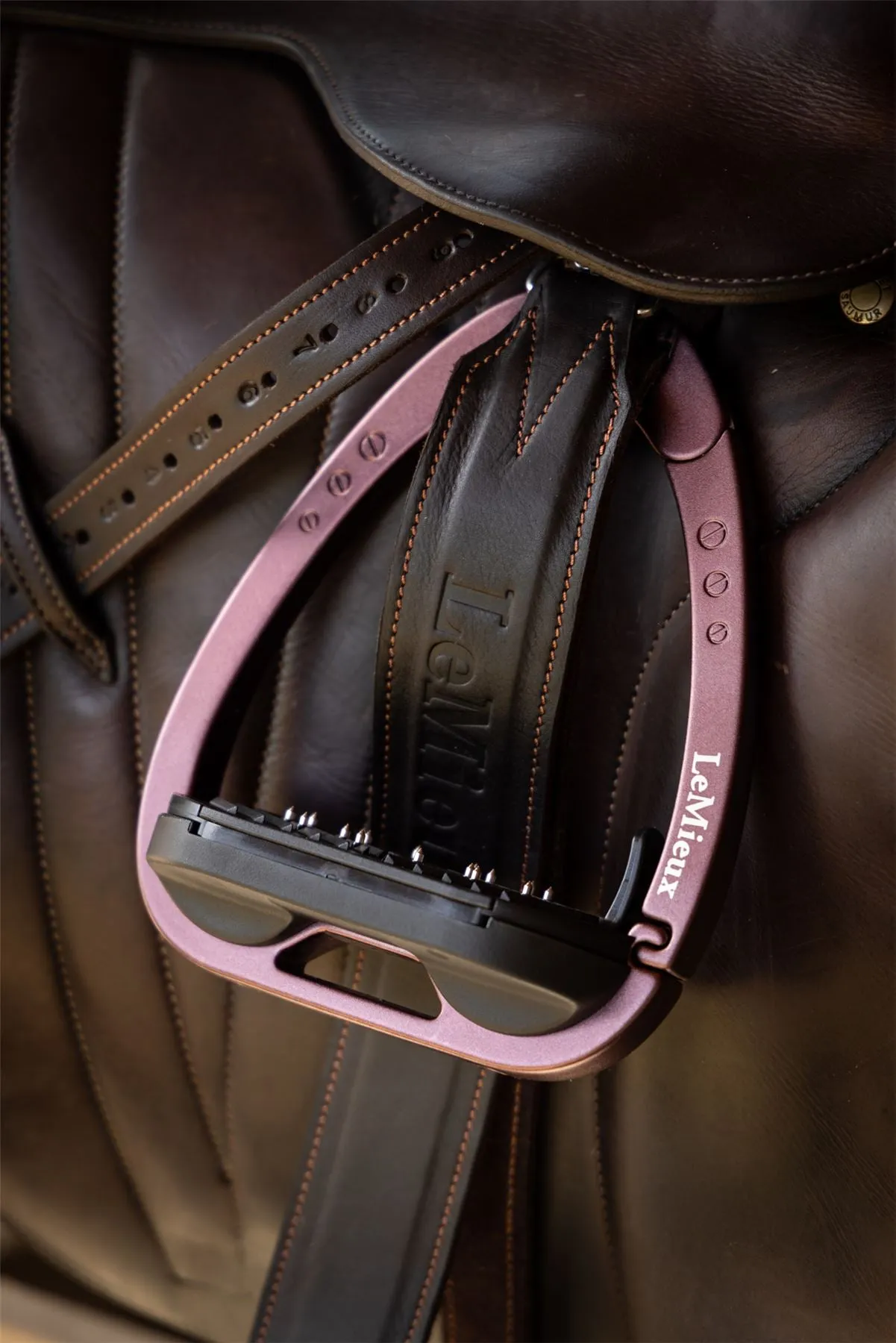 LeMieux Vector Balance Stirrup